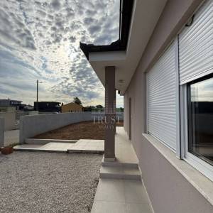 Okolica Pule: Moderna vila prizemnica s bazenom