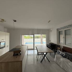 Okolica Pule: Moderna vila prizemnica s bazenom