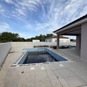 Okolica Pule: Moderna vila prizemnica s bazenom