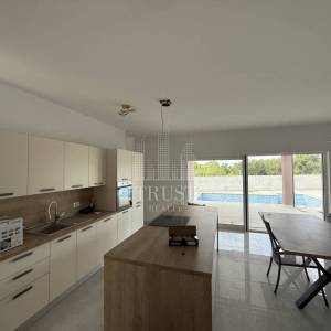 Okolica Pule: Moderna vila prizemnica s bazenom