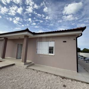 Okolica Pule: Moderna vila prizemnica s bazenom