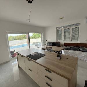 Okolica Pule: Moderna vila prizemnica s bazenom