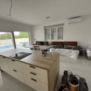 Okolica Pule: Moderna vila prizemnica s bazenom