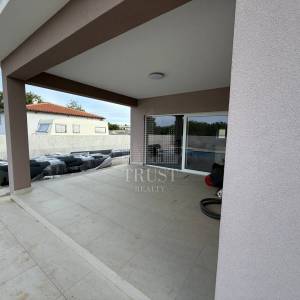 Okolica Pule: Moderna vila prizemnica s bazenom