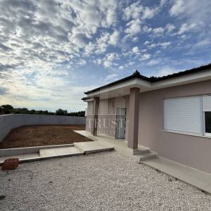 Okolica Pule: Moderna vila prizemnica s bazenom