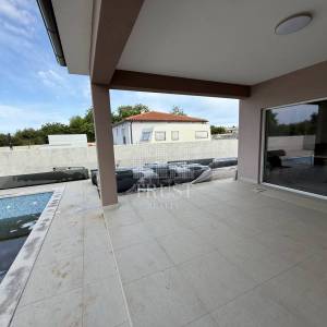 Okolica Pule: Moderna vila prizemnica s bazenom