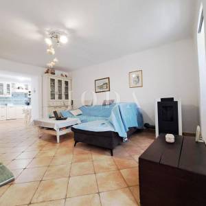 Omišalj - renovirana kuća s dvorištem u starom gradu 