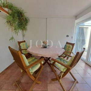 Omišalj - renovirana kuća s dvorištem u starom gradu 