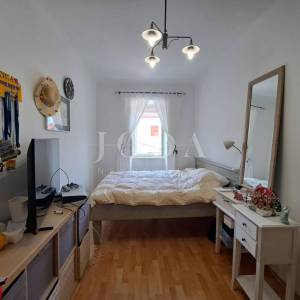 Omišalj - renovirana kuća s dvorištem u starom gradu 