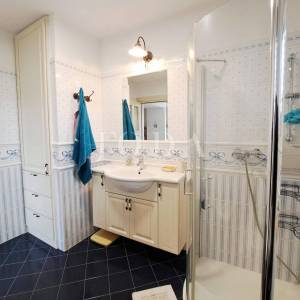 Omišalj - renovirana kuća s dvorištem u starom gradu 