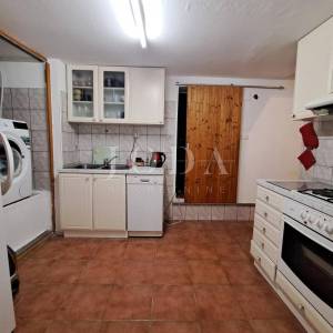 Omišalj - renovirana kuća s dvorištem u starom gradu 