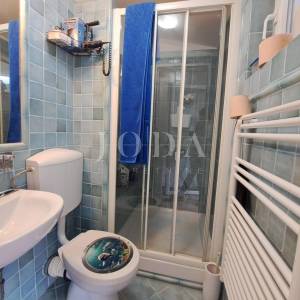 Omišalj - renovirana kuća s dvorištem u starom gradu 