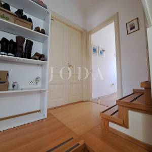 Omišalj - renovirana kuća s dvorištem u starom gradu 