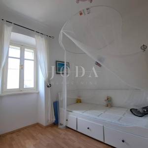 Omišalj - renovirana kuća s dvorištem u starom gradu 