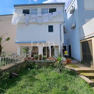 Omišalj - renovirana kuća s dvorištem u starom gradu 