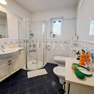 Omišalj - renovirana kuća s dvorištem u starom gradu 