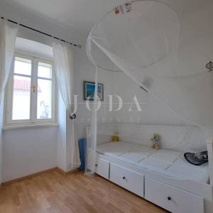 Omišalj - renovirana kuća s dvorištem u starom gradu 