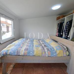 Omišalj - renovirana kuća s dvorištem u starom gradu 