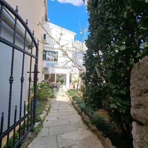 Omišalj - renovirana kuća s dvorištem u starom gradu 