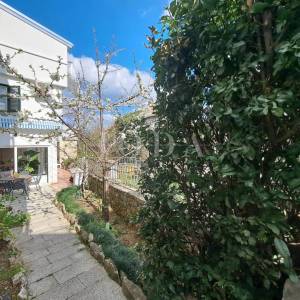 Omišalj - renovirana kuća s dvorištem u starom gradu 