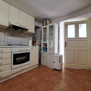 Omišalj - renovirana kuća s dvorištem u starom gradu 