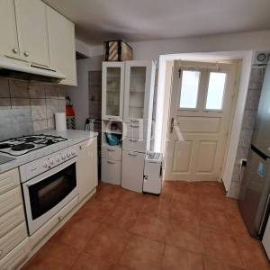 Omišalj - renovirana kuća s dvorištem u starom gradu 