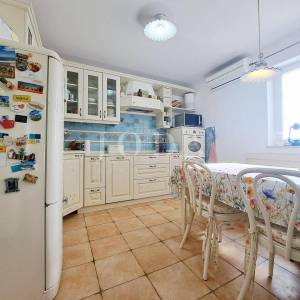 Omišalj - renovirana kuća s dvorištem u starom gradu 