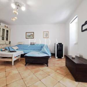 Omišalj - renovirana kuća s dvorištem u starom gradu 