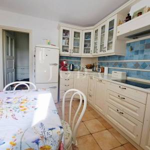 Omišalj - renovirana kuća s dvorištem u starom gradu 