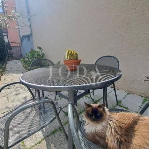 Omišalj - renovirana kuća s dvorištem u starom gradu 