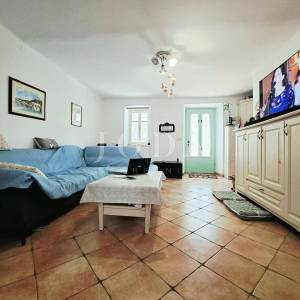 Omišalj - renovirana kuća s dvorištem u starom gradu 