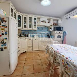 Omišalj - renovirana kuća s dvorištem u starom gradu 