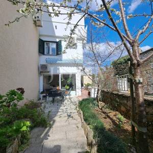 Omišalj - renovirana kuća s dvorištem u starom gradu 