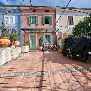 Omišalj - renovirana kuća s dvorištem u starom gradu 