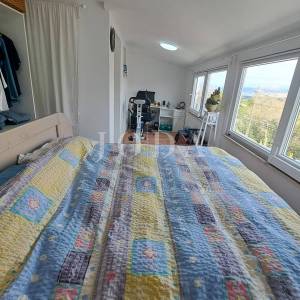 Omišalj - renovirana kuća s dvorištem u starom gradu 