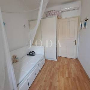 Omišalj - renovirana kuća s dvorištem u starom gradu 