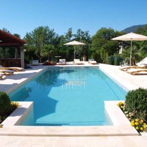 OPATIJA, OPRIČ – Luksuzna villa / objekt 505 m2 s bazenom i pogledom (prodaja)