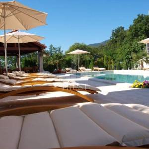 OPATIJA, OPRIČ – Luksuzna villa / objekt 505 m2 s bazenom i pogledom (prodaja)