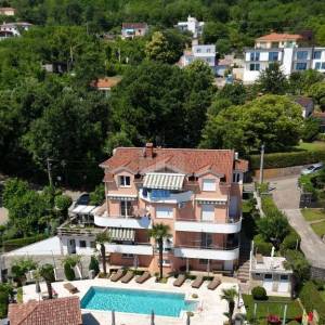 OPATIJA, OPRIČ – Luksuzna villa / objekt 505 m2 s bazenom i pogledom (prodaja)