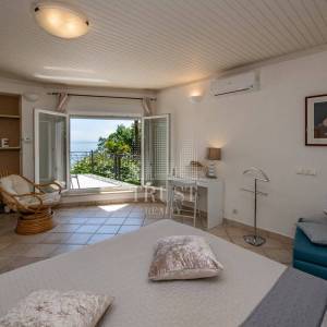 Opatija: Prostran stan 140 m², drugi red do mora s divnim pogledom (prodaja)