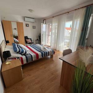 OTOK ČIOVO, OKRUG GORNJI- KUĆA S APARTMANIMA, 80 m OD MORA I 8 KM OD ZRAČNE LUKE