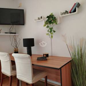 OTOK ČIOVO, OKRUG GORNJI- KUĆA S APARTMANIMA, 80 m OD MORA I 8 KM OD ZRAČNE LUKE