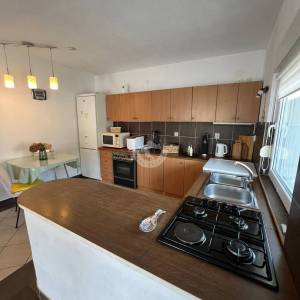 OTOK ČIOVO, OKRUG GORNJI- KUĆA S APARTMANIMA, 80 m OD MORA I 8 KM OD ZRAČNE LUKE