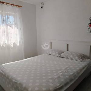 OTOK ČIOVO, OKRUG GORNJI- KUĆA S APARTMANIMA, 80 m OD MORA I 8 KM OD ZRAČNE LUKE