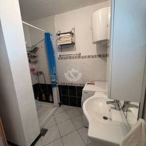 OTOK ČIOVO, OKRUG GORNJI- KUĆA S APARTMANIMA, 80 m OD MORA I 8 KM OD ZRAČNE LUKE