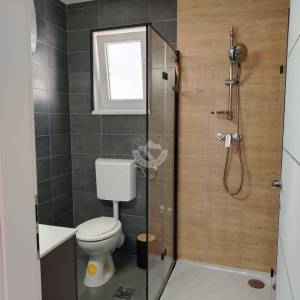 OTOK ČIOVO, OKRUG GORNJI- KUĆA S APARTMANIMA, 80 m OD MORA I 8 KM OD ZRAČNE LUKE