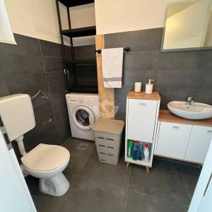 OTOK ČIOVO, OKRUG GORNJI- KUĆA S APARTMANIMA, 80 m OD MORA I 8 KM OD ZRAČNE LUKE