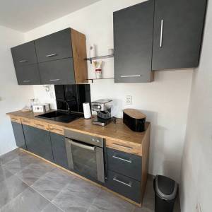 OTOK ČIOVO, OKRUG GORNJI- KUĆA S APARTMANIMA, 80 m OD MORA I 8 KM OD ZRAČNE LUKE