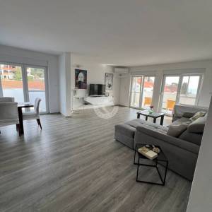 OTOK ČIOVO, OKRUG GORNJI- KUĆA S APARTMANIMA, 80 m OD MORA I 8 KM OD ZRAČNE LUKE