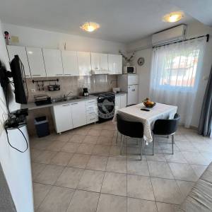 OTOK ČIOVO, OKRUG GORNJI- KUĆA S APARTMANIMA, 80 m OD MORA I 8 KM OD ZRAČNE LUKE